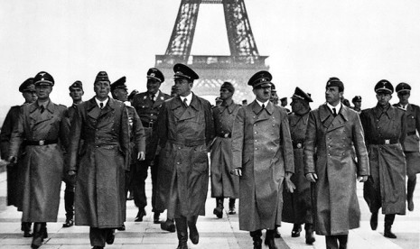 Hitler bersama pejabat Nazi di depan Menara Eiffel