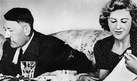 Hitler dan pasangannya Eva Braun saat menyantap hidangan