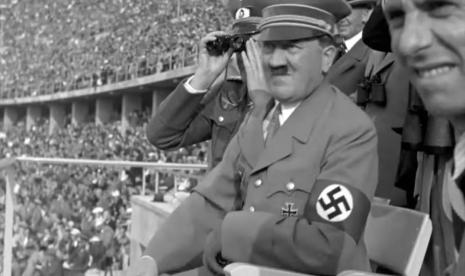 Menteri Luar Negeri Rusia Sergey Lavrov, menyebut Hitler memiliki darah Yahudi. Foto ilustrasi Hitler di tengah lautan masa pada sebuah stadion sepakbola di Berlin.