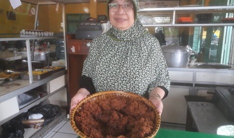 Hj Wiwin Rukmini, pemilik rumah makan gepuk dan sate Cilampeni di Katapang, Kabupaten Bandung. Gepuk Hj Wiwin menjadi kuliner yang favorit diburu masyarakat.