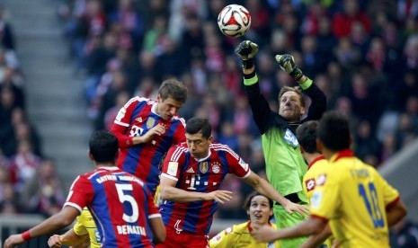 Hoffenheim's goalkeeper Oliver Baumann (2nd R) makes a save during their German first division Bundesliga soccer match against Bayern in Munich November 22, 2014. 