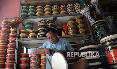  Holil menyelesaikan pembuatan alat musik rebana di bengkel alat musik rebana 