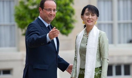 Hollande saat menerima Aung San Suu Kyi di Paris