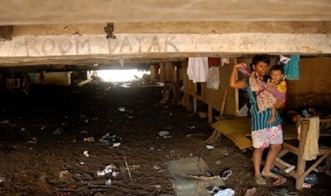 Homeless people live under highway bridge in East Jakarta. An analyst predicts that income inequality even getting wider in 2013. (illustration)   