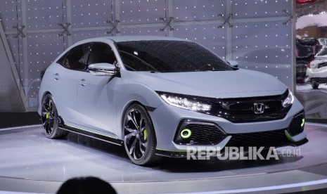 Honda Civic Hatchback Turbo dipamerkan pada ajang GIIAS 2016, Tangerang, Kamis (11/8). (Republika/ Yogi Ardhi)