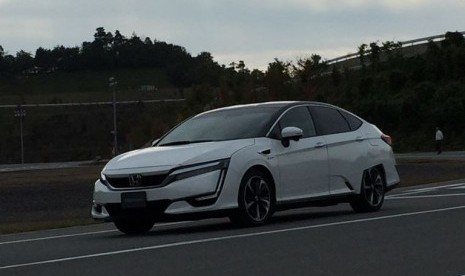 Honda Clarity Fuel Cell melintas di Active Safety Training Park 2 Sirkuit Motegi, Jepang, Selasa (24/10).