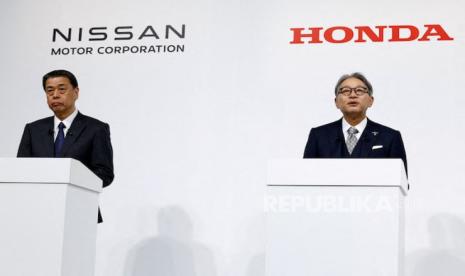 Honda dan Nissan mengadakan konferensi pers bersama tentang pembicaraan merger Makoto Uchida, Direktur, Perwakilan Pejabat Eksekutif, Presiden dan CEO Nissan Motor Corporation dan Toshihiro Mibe, Direktur, Presiden dan Perwakilan Pejabat Eksekutif Honda, mengadakan konferensi pers bersama tentang pembicaraan merger di Tokyo, Jepang, 23 Desember 2024.