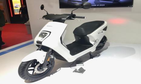 Skuter listrik Honda EM1 e: saat dipamerkan di IIMS 2023.