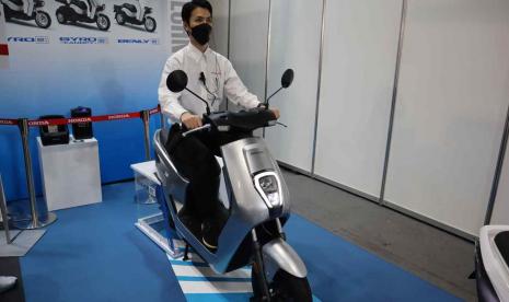 Honda EM1 e: skuter listrik dipamerkan di Osaka, Jepang pada 17 Maret 2023.