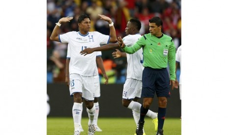 Honduras players argue with referee Sandro Ricci of Brazil after a controversial goal decision during their 2014 World Cup Group E soccer match against France at the Beira-Rio stadium in Porto Alegre June 15, 2014