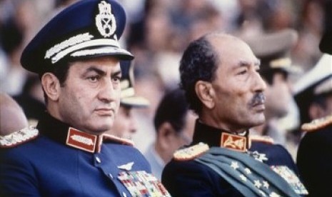 Sejarah Hari Ini: Presiden Mesir Anwar Sadat Dibunuh. Foto:   Hosni Mubarak saat masih menjabat Wakil Presiden, berdampingan dengan Presiden Anwar Sadat (6 Januari 1981)