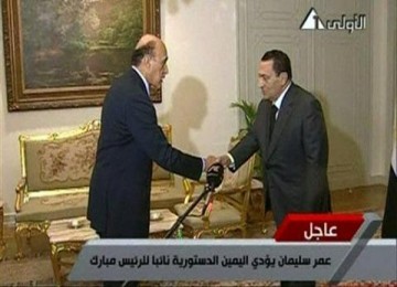 Hosni Mubarak dan Omar Suleiman (kiri)