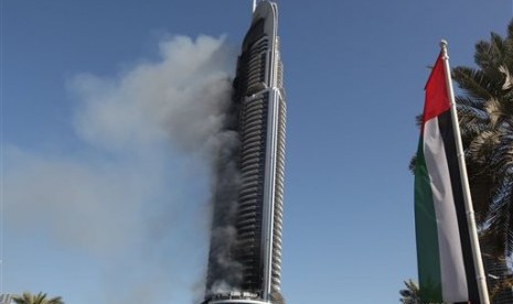 Hotel Address Downtown yang terbakar di Dubai, Jumat (1/1). 