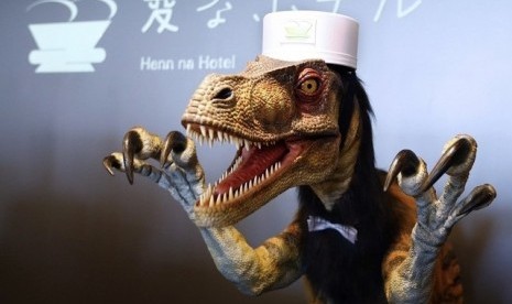 Hotel di jepang mempekerjakan robot dinosaurus di bagian resepsionis. Amikom Yogyakarta menghadirkan profesor pakar robot asal Jepang.