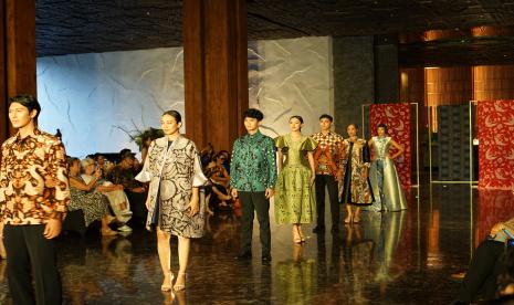 Hotel Indonesia Natour (HIN) atau InJourney Hospitality menggelar Fashion Show Hari Batik Nasional di The Meru Sanur, Kawasan Ekonomi Khusus (KEK) Sanur, Bali, Rabu (2/10/2024). 