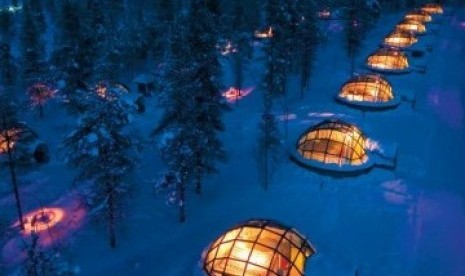 Hotel Kakslauttanen, Finlandia. terletak di Lingkaran Kutub Utara. Finlandia, sebagai pemegang gelar negara paling bahagia enam tahun berturut, membuka penawaran gratis untuk mempelajari bagaimana menjadi bahagia