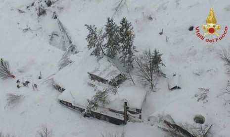 Hotel Rigopiano di Farindola, Italia yang diterjang longsor salju, Kamis pagi, 19 Januari 2017 dilihat dari atas. 