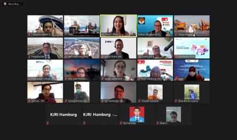 HPC Hamburg Port Consulting, merupakan konsultan logistik yang memberikan konsultasi manajemen dan solusi pengembangan untuk pelabuhan, terminal laut dan darat serta jaringan antarmoda, hari ini secara virtual menandatangani nota kesepahaman dengan IPC Learning & Consulting/PT Pendidikan Maritim dan Logistik (PMLI) untuk memperkuat kerja sama dalam industri kepelabuhanan, maritim, logistik dan konsultansi.