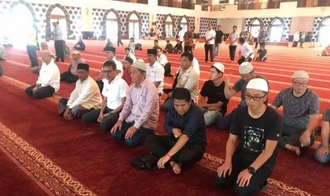 15 Turis Muslim China Menangis Dengar Azan di Masjid Sumbar. Sebanyak 15 orang wisatawan Muslim asal Kota Kunming, China siang ini, Rabu (29/1) berkesempatan melaksanakan shalat zhuhur di Masjid Raya Sumatra Barat (Sumbar).