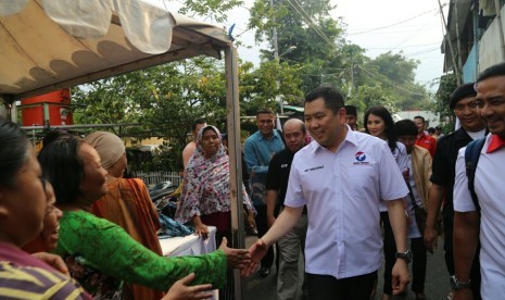 HT didampingi Liliana Tanoesoedibjo meninjau bazar murah.