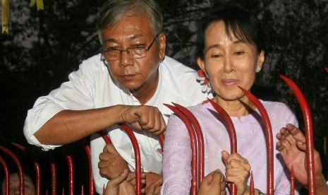 Htin Kyaw (kiri), tokoh senior Liga Nasional untuk Dmeokrasi Myanmar bersama Aung San Suu Kyi sat ia dibebaskan dari tahanan rumah pada 13 November 2010.