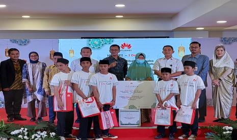 Huawei menyalurkan donasi Ramadhan hingga rangkaian pelatihan untuk mendorong terciptanya santri yang cakap digital atau digisantri.