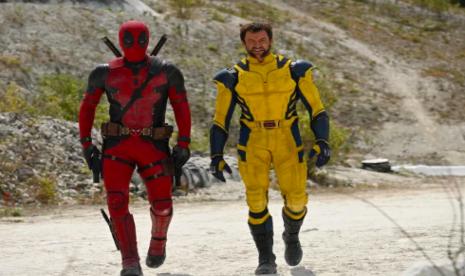 Hugh Jackman (kanan) sebagai Wolverine dalam film Deadpool 3. 