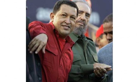 Hugo Chavez  (kiri) bersama Fidel Castro.