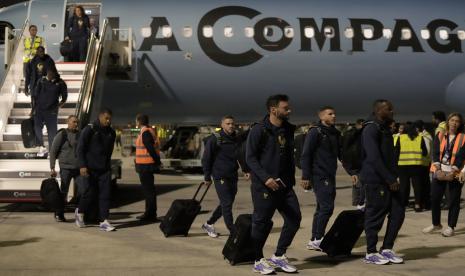  Hugo Lloris dari tim sepak bola nasional Prancis (kanan ketiga) tiba bersama rekan satu timnya di bandara Internasional Hamad di Doha, Qatar, Rabu, 16 November 2022, menjelang Piala Dunia mendatang. Prancis akan memainkan pertandingan pertama mereka di Piala Dunia melawan Australia pada 22 November. 