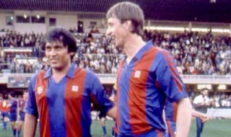 Hugo Sotil (kiri) dan Johan Cruyff.