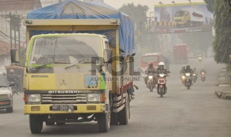 Hujan abu vulkanis pekat dampak eripsi. Gunung Kelud mengguyur ibu kota Kabupaten Semarang. Unggaran, (14/2)