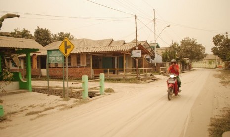  Hujan debu akibat letusan Gunung Kelud menyelimuti kawasan Jalan Sanun Wates Kulonprogo, DIY, Jumat (14/2) pagi.  (Republika/Heri Purwata)