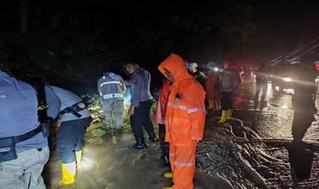 Hujan deras dengan intensitas tinggi menyebabkan tebing mengalami longsor di Jalan Sumedang-Wado, Desa Sukatali, Kecamatan Situraja? Kabupaten Sumedang, Senin (8/4/2024) sekitar pukul 22.30 WIB. Longsor sempat menutup akses jalan sehingga tidak bisa dilalui kendaraan roda dua dan roda empat dan kembali bisa dilintasi pada Selasa (9/4/2024) dini hari. 