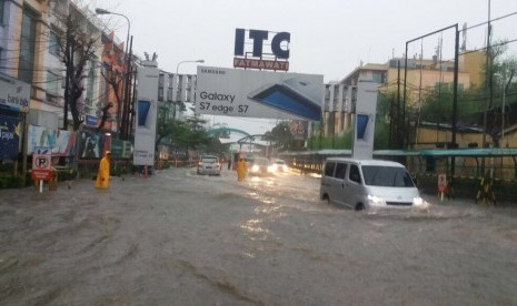 Hujan deras di Jakarta pada Jumat (11/11) sore membuat banjir di sejumlah titik di Jakarta, salah satunya di Perempatan ITC Fatmawati, Jakarta Selatan.