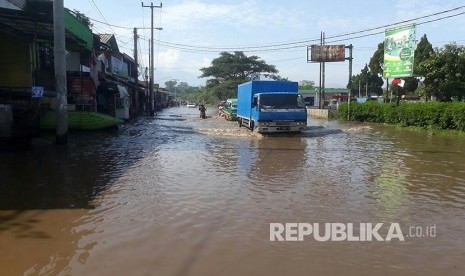 Hujan deras di Kabupaten Bandung menyebabkan beberapa titik pemukiman dan jalan terendam banjir, Rabu (8/11).