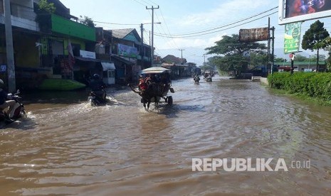 Hujan deras di Kabupaten Bandung menyebabkan beberapa titik pemukiman dan jalan terendam banjir, Rabu (8/11).