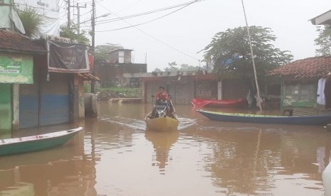 Hujan deras di Kabupaten Bandung, Sabtu (2/3) sore hingga Ahad (3/3) dini hari menyebabkan Sungai Citarum meluap dan merendam pemukiman.