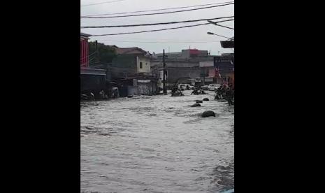 Hujan deras di Kota Bandung menyebabkan Jalan Cibaduyut terendam banjir, Sabtu (10/9/2022) sore. 