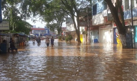 Hujan deras di wilayah Majalaya dan Pangalengan menyebabkan banjir kiriman ke wilayah Baleendah, Bojongsoang dan Dayeuhkolot, Kabupaten Bandung. Bupati mengatakan konsep pentahelix menjadi solusi atasi banjir di Bandung timur.