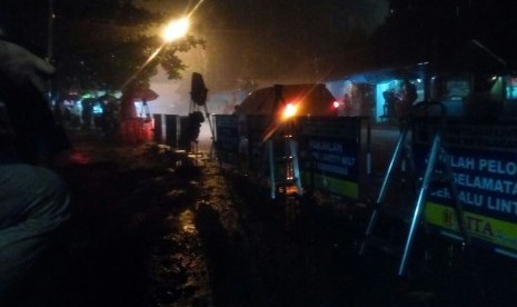 Hujan deras disertai angin kencang mewarnai proses persiapan eksekusi mati tahap tiga di Nusakambangan, Cilacap, Jawa Tengah, pada Kamis (28/7) malam. 