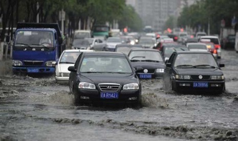  Hujan deras membuat jalan raya banjir di Shenyang, provinsi Liaoning, Cina.