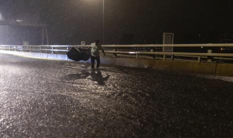 Hujan deras mengguyur Hong Kong pada Jumat (8/9/2023) hingga menyebabkan banjir yang meluas di seluruh kota.