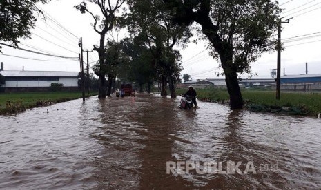 Hujan deras sejak Senin malam hingga Selasa pagi (21/2) mengakibatkan ruas jalan Raya Laswi Biru, Desa Biru, Kecamatan Majalaya, Kabupaten Bandung tergenang banjir. Akses jalan sempat lumpuh total.