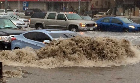 Banjir yang melanda kota Jeddah, Arab Saudi, Selasa (17/11).  