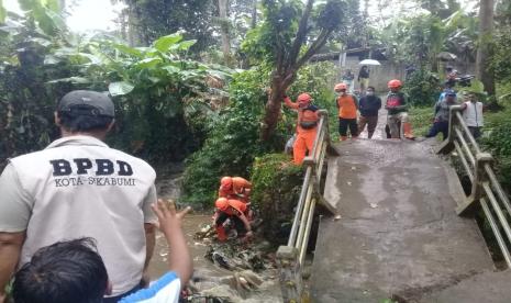 Hujan deras yang melanda Kota Sukabumi menyebabkan sebuah jembatan lingkungan roboh di Kelurahan Benteng, Kecamatan Warudoyong. Sepanjang kurun waktu Januari hingga Oktober 2021 tercatat sebanyak 149 kejadian bencana di Kota Sukabumi. Hal ini didasarkan data dari Sistem Informasi Elektronik Data Bencana (SiEdan) yang dihimpun Badan Penanggulangan Bencana Daerah (BPBD) Kota Sukabumi.