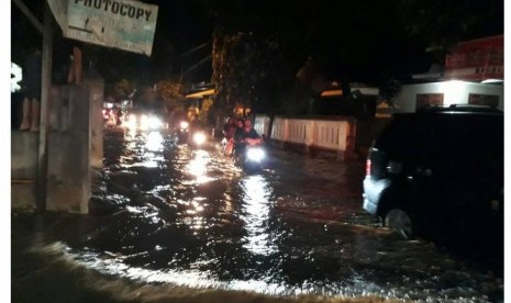 Hujan deras yang mengguyur Kota Mataram mengakibatkan banjir di sejumlah titik. Salah satunya di Lingkungan Kekalik Jaya, Kecamatan Sekarbela, Kota Mataram, NTB, Senin (12/6).  