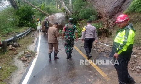 Ilustrasi longsor Cianjur. Dampak Longsor, Polisi Larang Kendaraan Berat Melintas di Jalur Selatan Cianjur