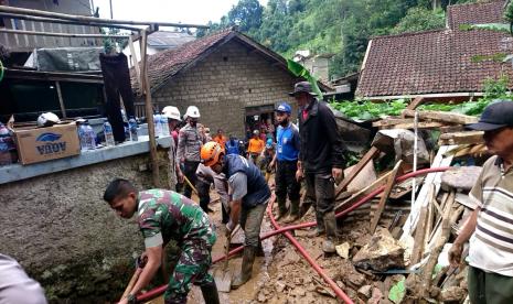 Hujan deras yang terjadi di Desa Jaya Giri mengakibatkan bencana longsor, Kamis (24/12). Empat orang tertimbun longsor, tiga berhasil evakuasi dan satu orang masih dicari.