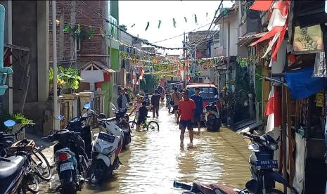 Hujan deras yang terjadi di wilayah Kabupaten Bandung menyebabkan banjir di sejumlah ruas jalan dan pemukiman warga di wilayah Baleendah, Dayeuhkolot dan Bojongsoang, Rabu (11/9/2024). Pengendara motor yang menerobos banjir mengalami mogok. 