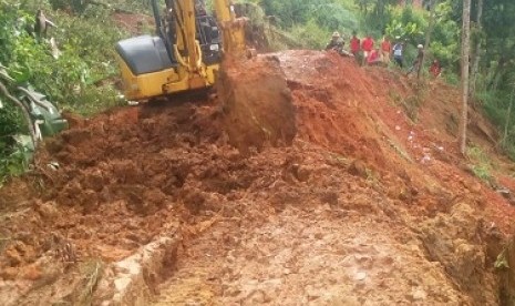 Hujan deras yang terjadi sejak Senin malam (7/1) menyebabkan bencana longsor yang terjadi di Kampung Cicariu, RT 03 RW 14, Desa Sirnajaya, Kecamatan Gunung Halu, Kabupaten Bandung, Selasa (8/1).